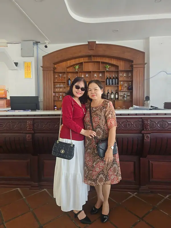Hai học sinh chụp ảnh cùng nhau tại buổi họp mặt trường 10/10/2025
